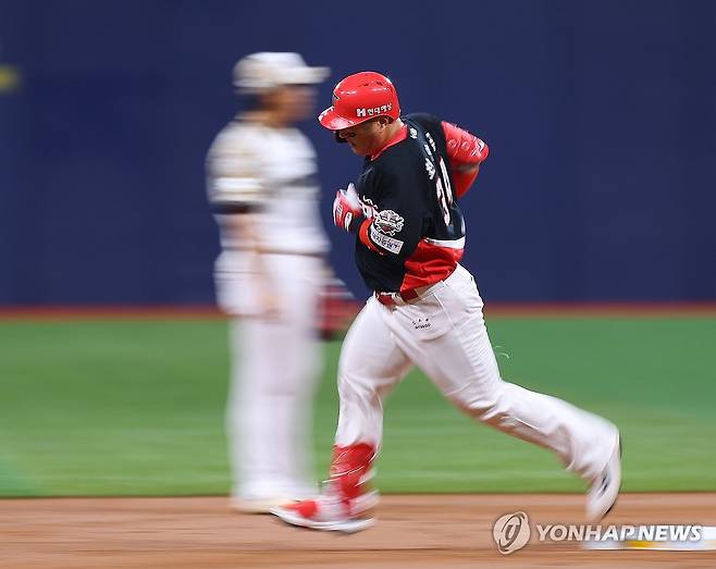 프로야구 최초 1천700타점 돌파 최형우, 가벼운 발걸음 (서울=연합뉴스) 김도훈 기자 = 24일 서울 고척스카이돔에서 열린 프로야구 2025 신한 SOL 뱅크 KBO리그 KIA 타이거즈와 키움 히어로즈 경기. 1회초 1사 1, 2루 KIA 최형우가 3점 홈런을 쳐낸 뒤 베이스를 돌고 있다.
전날까지 1천698타점을 기록한 최형우는 3점 홈런으로 시즌 14호 홈런을 쳐내며 KBO리그 역사상 최초로 1천700타점을 돌파했다.
또한 올 시즌 50타점을 기록하며 SSG 랜더스 최정에 이어 두 번째로 18시즌 연속 50타점을 달성했다. 2025.6.24 superdoo82@yna.co.kr