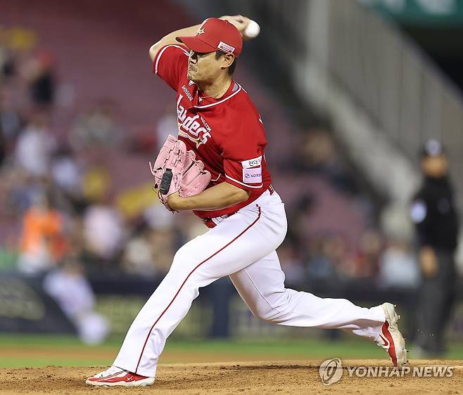 위기 순간 투입된 노경은 (서울=연합뉴스) 김도훈 기자 = 11일 서울 잠실야구장에서 열린 프로야구 2025 신한 SOL 뱅크 KBO리그 SSG 랜더스와 LG 트윈스의 경기. 6회말 1사 2, 3루 투입된 SSG 노경은이 역투하고 있다. 2025.6.11 superdoo82@yna.co.kr