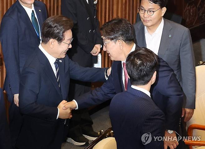 이재명 대통령, 권성동 의원과 인사 (서울=연합뉴스) 한상균 기자 = 이재명 대통령이 26일 추가경정예산 시정연설을 마친 뒤 국회 본회의장에서 국민의힘 권성동 의원과 인사하고 있다. 2025.6.26 xyz@yna.co.kr