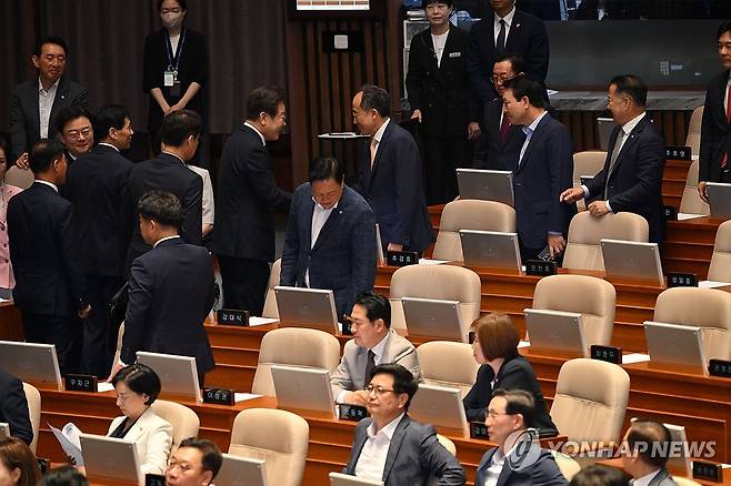 국민의힘 의원들과 인사하는 이재명 대통령 (서울=연합뉴스) 이재명 대통령이 26일 서울 여의도 국회 본회의장에서 정부의 2차 추가경정예산안 제출과 관련해 첫 시정연설을 마치고 국민의힘 의원들과 인사하고 있다. 2025.6.26 [국회사진기자단] photo@yna.co.kr