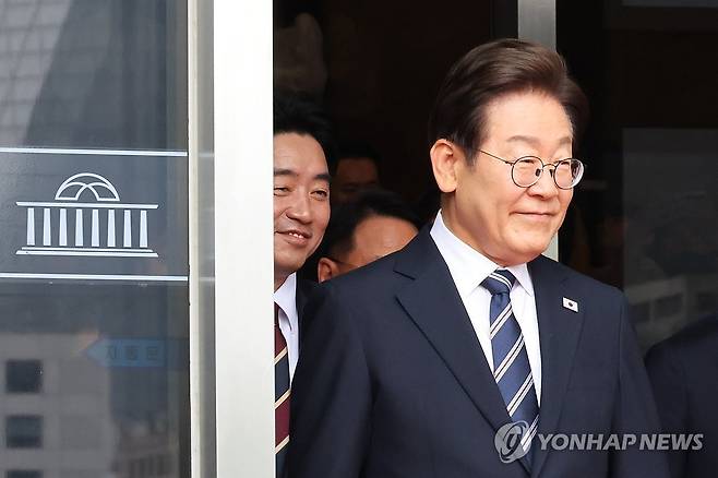 첫 시정연설 마치고 나오는 이재명 대통령 (서울=연합뉴스) 이재명 대통령이 26일 서울 여의도 국회에서 정부의 추가경정예산안 제출과 관련해 첫 시정연설을 마친 뒤 본청에서 나오고 있다. 2025.6.26 [국회사진기자단] utzza@yna.co.kr