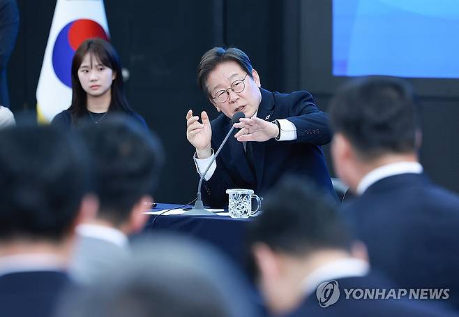 이재명 대통령, 광주시민·전남도민 타운홀미팅 (광주=연합뉴스) 홍해인 기자 = 이재명 대통령이 25일 광주광역시 국립아시아문화전당에서 '광주시민·전남도민 타운홀미팅'을 하고 있다. 2025.6.25 [대통령실통신사진기자단] hihong@yna.co.kr