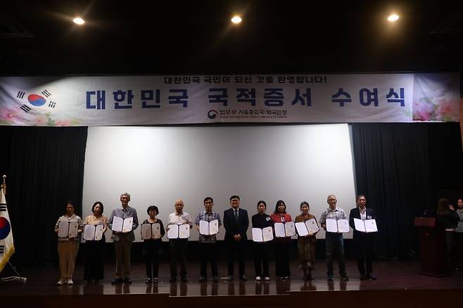 국적회복자 대표 12명 기념촬영 (서울=연합뉴스) 국가유공자, 베트남 참전용사, 파독간호사 등 국적회복자 대표 12명이 국적증서를 받고 기념사진을 찍고 있다. [서울출입국·외국인청 제공]