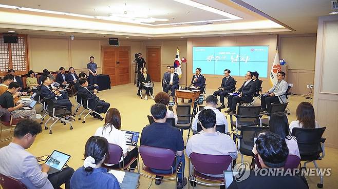 강기정 광주시장 '취임 3년' 기자회견 (광주=연합뉴스) 강기정 광주시장이 26일 오전 광주시청에서 민선 8기 3주년 기자간담회에서 3년간 소회와 앞으로의 계획을 밝히고 있다. 2025.6.26 [광주시 제공. 재판매 및 DB 금지] pch80@yna.co.kr