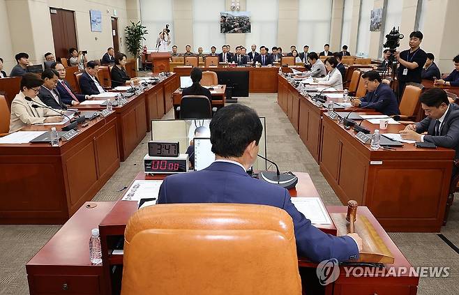 국방위 추경안 의결 (서울=연합뉴스) 박동주 기자 = 26일 국회에서 열린 국방위원회 전체회의에서 국민의힘 소속 성일종 위원장이 2025년도 제2회 추가경정예산안을 의결하며 의사봉을 두드리고 있다. 2025.6.26 pdj6635@yna.co.kr
