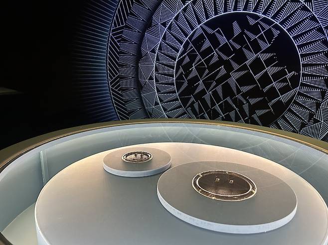 세밀한 무늬가 새겨진 청동 거울 (전주=연합뉴스) 김예나 기자 = 26일 전북 전주시 국립전주박물관에서 공개된 '나고 드는 땅, 만경과 동진' 특별전 모습. 완주 갈동 유적에서 출토된 보물 잔무늬 거울을 포함해 8점을 한자리에서 볼 수 있다. 2025.6.26
yes@yna.co.kr