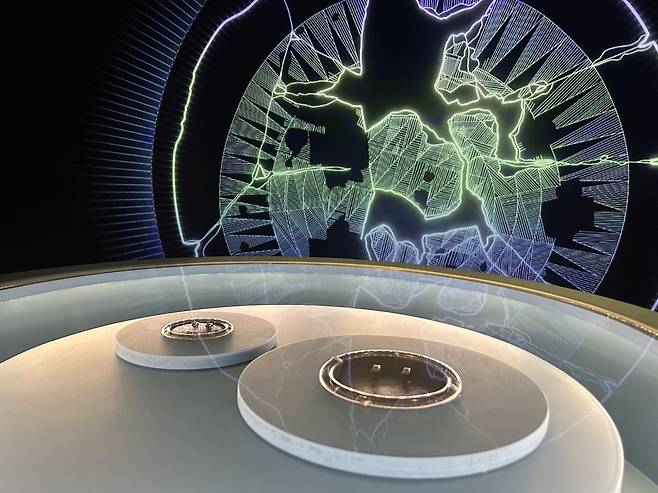 세밀한 무늬가 새겨진 청동 거울 (전주=연합뉴스) 김예나 기자 = 26일 전북 전주시 국립전주박물관에서 공개된 '나고 드는 땅, 만경과 동진' 특별전 모습. 완주 갈동 유적에서 출토된 보물 잔무늬 거울을 포함해 8점을 한자리에서 볼 수 있다. 2025.6.26
yes@yna.co.kr