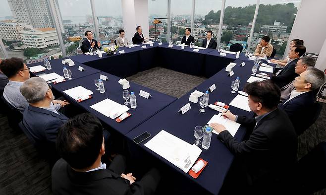 ▲ 27일 인천 중구 하버파크호텔에서 열린 2025년도 제3차 대한민국지방신문협의회 사장단 정기회의에 참석한 유정복 인천시장이 언론사 대표들과 간담회를 하고 있다. /양진수 기자 photosmith@incheonilbo.com