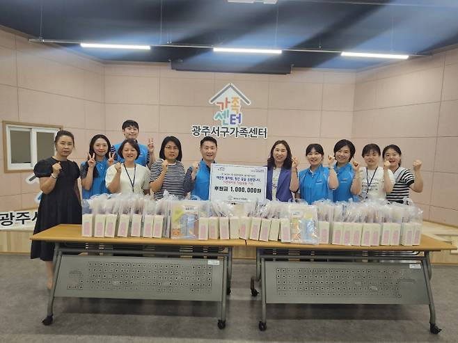 광주 서구청 위탁 운영 중인 광주서구가족센터는 27일 K-water 영·섬유역본부로부터 다문화가정 자녀 지원을 위한 후원금 100만 원을 전날 전달받았다고 밝혔다. /서구가족센터 제공m