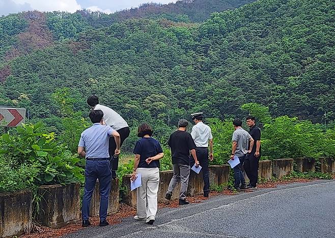 안동경찰서가 관계기관과 함께 교통사고 취약 및 다발 구간에 대한 전수조사를 진행하고 있다./안동경찰서 제공