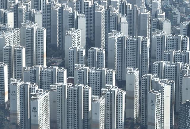 금융위원회와 국토교통부에 따르면 정책대출인 주택기금 디딤돌·버팀목 대출은 대출 최대한도를 대상별로 축소 조정했다. 사진은 서울 송파구의 아파트 단지 모습. 연합뉴스