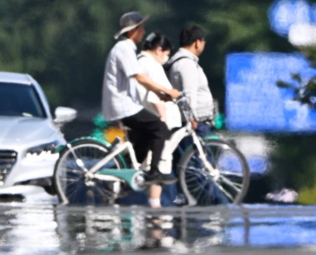 30도 안팎의 무더운 날씨를 보인 6월 11일 오후 창원시 성산구 원이대로에 아지랑이가 피어오르고 있다./경남신문DB/