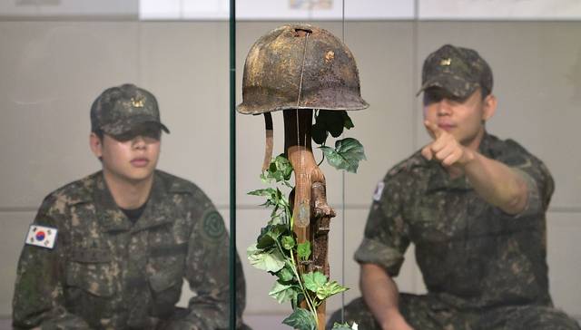6·25전쟁 75주년을 맞아 육군 50사단 장병들이 칠곡호국평화기념관을 방문해 호국전시관을 둘려보며 낙동강 전투의 아픔을 되새기고 조국을 지킨 선열들의 숭고한 애국심을 기리고 있다. 대구일보DB