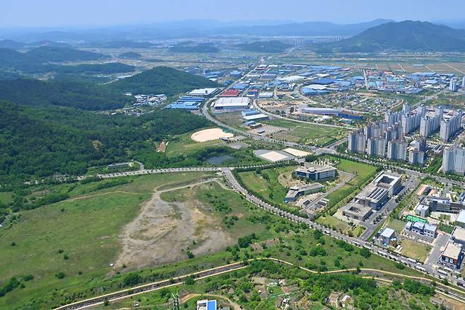 달성군 유가읍 대구테크노폴리스 전경. 첨단산업단지와 주거단지가 조화를 이룬 이곳은 2023년 국가로봇테스트필드 예비타당성조사를 통과하며, 대구 미래 신산업의 거점으로 주목받고 있다. 앞으로 로봇·스마트기술 관련 인프라가 집중될 예정지다.<달성군 제공>