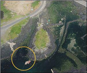 북촌 '검섯개'의 보조 포구 : 썰물에 물이 빠진 상태. 배가 포구 밖에 정박해 있다. 포구의 바닥이 드러나면 포구는 '걸석'이 된다. 물이 빠지기 전에 배를 '튼석'으로 옮겨 정박시킨다. 하지만 기상이 안 좋을 것으로 예상될 때 배는 '걸석'에 있는 것이 안전하다.