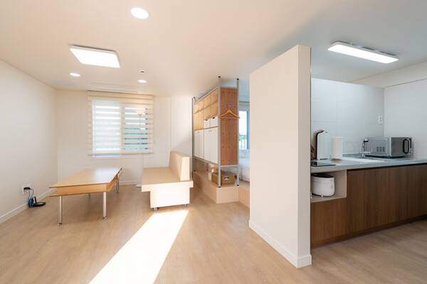 동백언우재 2층 객실. 제주관광공사 제공