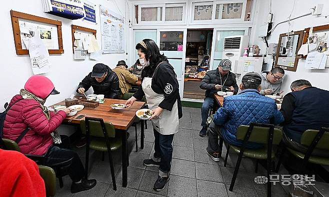 5일 광주 동구 대인동 해뜨는식당에서 어르신들이 맛있는 점심식사를 하고 있다.
양광삼기자 ygs02@mdilbo.com