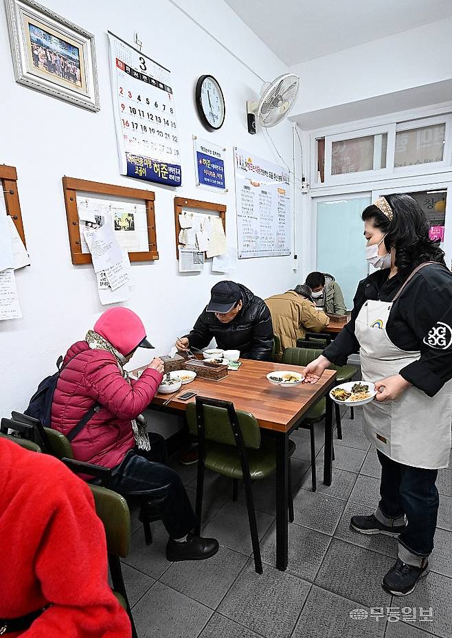 5일 광주 동구 대인동 해뜨는식당에서 어르신들이 맛있는 점심식사를 하고 있다. 양광삼기자 ygs02@mdilbo.com