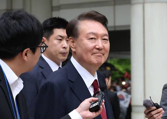 윤석열 전 대통령이 19일 서울 서초구 중앙지방법원에서 열린 내란 우두머리 혐의, 직권남용 권리행사방해 혐의 사건 4차 공판을 마친 뒤 법정을 나서고 있다. 사진=뉴시스