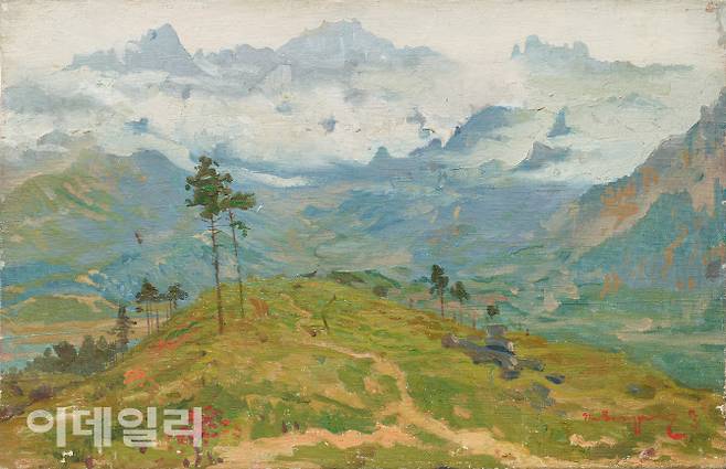 변월룡의 ‘어느 흐린 날의 금강산’(1953). 소련의 지시로 북한에 파견된 첫해에 그린 작품이다. 서른일곱 나이에 처음 찾아가 바라봤을 작가의 금강산은 온화하고 부드럽다. 근대기 들어 관광지로 변모하기 이전 자연 그대로다. ‘겨레나무’라 부르며 작가의 화면에 자주 담아냈던 소나무가 멀찌감치 보인다. 북한에 체류하는 동안 작가는 금강산을 앞세워 압록강변, 개성 선죽교, 평양의 대동문 등 안팎의 전경을 고국에 대한 진한 애정과 향수에 녹여 화폭에 새겼다. 지난 5월 1일 국립현대미술관 과천에서 개막한 ‘MMCA 과천 상설전: 한국근현대미술Ⅰ’에 걸렸다. 캔버스에 유화 물감, 35.7×55.5㎝. 국립현대미술관 소장.