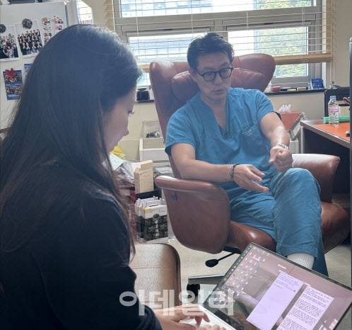 이윤석 가톨릭대 서울성모병원 대장항문외과 교수가 17일 서울성모병원 내 연구실에서 이데일리와 인터뷰를 하고 있다.(사진= 리브스메드)