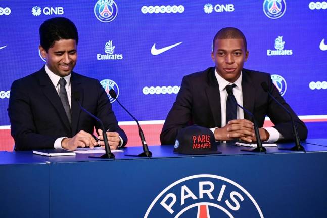 나세르 알 켈라이피 PSG 회장(좌)-킬리안 음바페