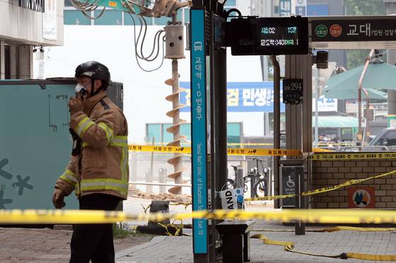 27일 오전 10시 47분께 서울 서초구 지하철 2호선 교대역의 11번 출구 인근 공사현장에서 굴착기가 도시가스 배관을 뚫는 사고가 발생해 교대역 사거리 일대가 통제되고 있다. 〈사진=연합뉴스〉