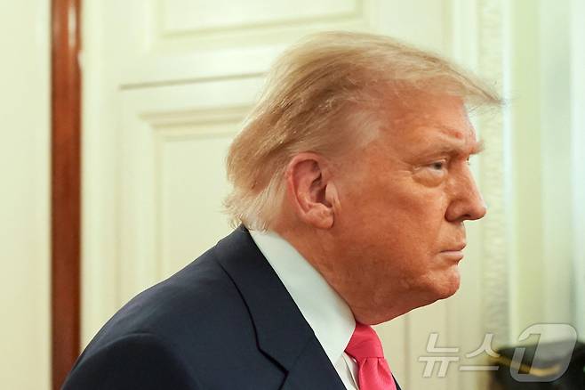 도널드 트럼프 미국 대통령이 26일(현지시간) 미국 워싱턴DC 백악관에서 열린 '하나의 크고 아름다운 법안'(One Big Beautiful Bill Act, OBBBA) 행사에 참석하기 위해 입장하고 있다. 2025.06.26 ⓒ 로이터=뉴스1 ⓒ News1 류정민 특파원