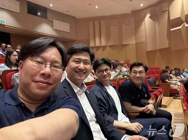 26일 오후  한동훈 전 국민의힘  대표(왼쪽에서 3번째)가 대구국제 뮤지컬 페스티벌이 열리는 대덕문화전당을 찾아 '친애하는 멜리에스'를 관람했다. 왼쪽은 박상수 전 인천서구갑  당협위원장. (SNS 갈무리)  ⓒ 뉴스1