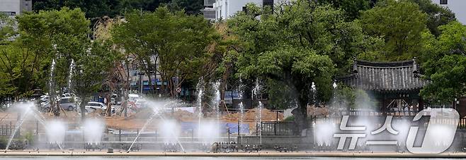 초여름 날씨가 이어지고 있는 10일 전북 전주시 덕진공원 분수에서 시원한 물줄기가 뿜어져 나오고 있다. 2025.6.10/뉴스1 ⓒ News1 유경석 기자