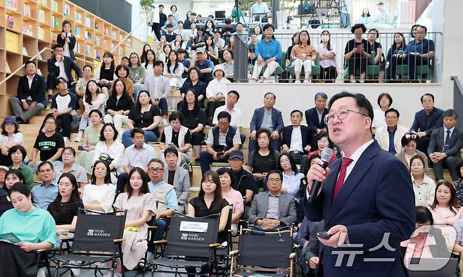 이장우 대전시장이 27일 동대전도서관에서 민선 8기 3주년을 맞아 ‘함께 만든 3년, 함께 여는 미래’를 주제로 시민과 공유하고 남은 과제에 대해 브리핑 하고 있다. 2025.6.27/뉴스1 ⓒ News1 김기태 기자