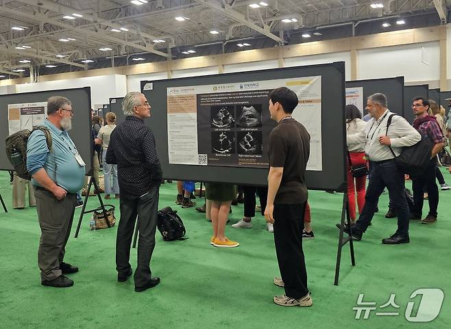 조재천 수의사가 미국에서 포스터를 발표하고 있다(본동물의료센터 제공). ⓒ 뉴스1