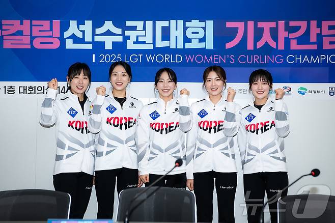 여자 컬링 경기도청팀이 2026 밀라노-코르티나담페초 동계 올림픽에 출전한다. 왼쪽부터 김은지, 김민지, 김수지, 설예지, 설예은. (LGT 세계여자컬링선수권대회 조직위원회 제공. 재판매 및 DB 금지)
