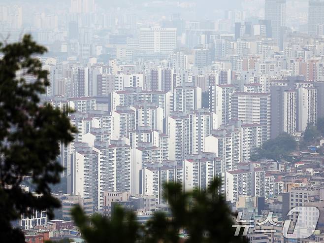 금융위원회는 27일 관계부처와 함께 '긴급 가계부채 점검회의'를 열고 오는 28일부터 수도권·규제 지역 내 주택 구입 목적의 주택담보대출(주담대) 최대한도를 6억 원으로 제한한다고 밝혔다. 또 생애최초 주담대 주택담보대출비율(LTV)을 기존 80%에서 70%로 낮추는 동시에 '실거주 요건'도 새롭게 만들었다. 사진은 이날 서울시내 아파트의 모습. 2025.6.27/뉴스1 ⓒ News1 황기선 기자