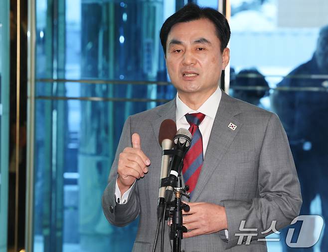 안규백 국방부장관 후보자가 27일 서울 용산구 육군회관에 마련된 인사청문회 준비 집무실로 출근하며 취재진의 질의에 답하고 있다. 2025.6.27/뉴스1 ⓒ News1 허경 기자