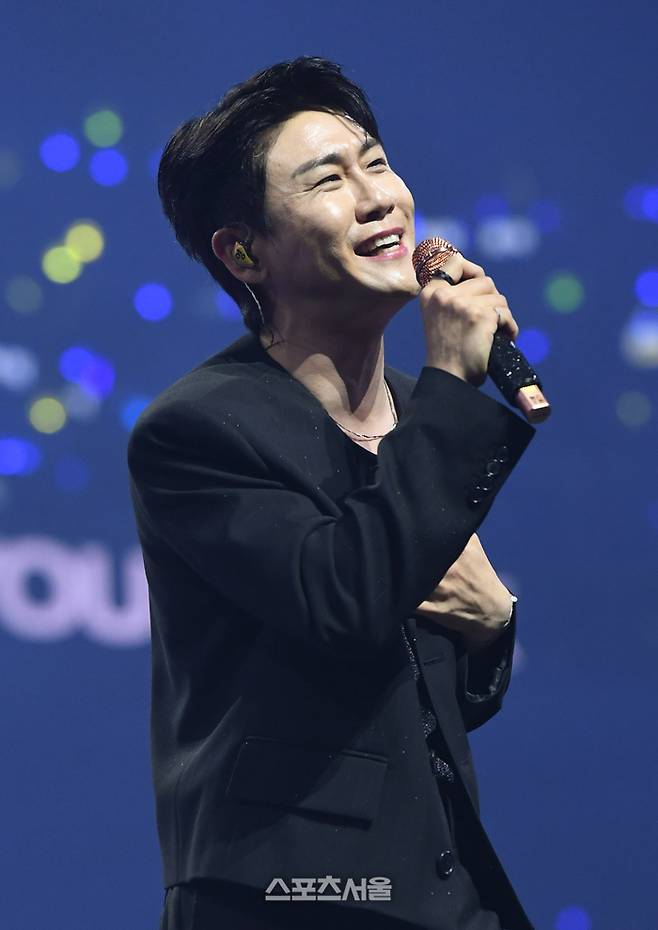 가수 영탁이 21일 오후 인천 중구 인스파이어 아레나에서 열린 제34회 ‘서울가요대상’에서 열정적인 무대를 선보이고 있다. 2025. 6. 21.  인천 | 박진업 기자 upandup@sportsseoul.com