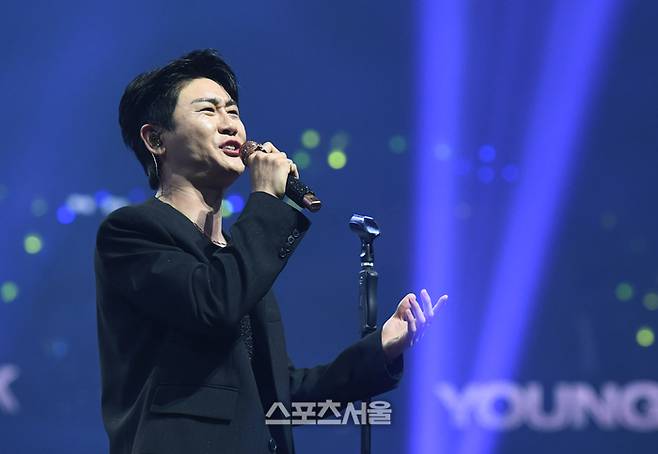 가수 영탁이 21일 오후 인천 중구 인스파이어 아레나에서 열린 제34회 ‘서울가요대상’에서 열정적인 무대를 선보이고 있다. 2025. 6. 21. 인천 | 박진업 기자 upandup@sportsseoul.com