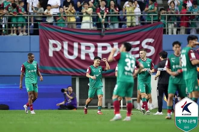 대전 정재희(가운데)가 27일 제주전에서 선제골을 넣고 환호하고 있다. 사진 | 한국프로축구연맹