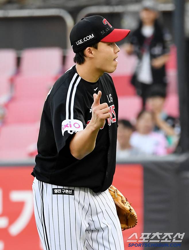 1회 1사 1,3루 실점 위기서 KT 장성우를 병살 처리한 뒤 포수 박동원 향해 환호한 임찬규.