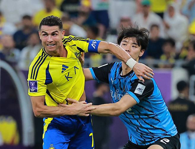 지난달 1일 알 나스르와의 아시아챔피언스리그 경기에서 크리스티아누 호날두(왼쪽)를 밀착마크하는 일본 가와사키 수비수 다카이 고타. 로이터연합뉴스