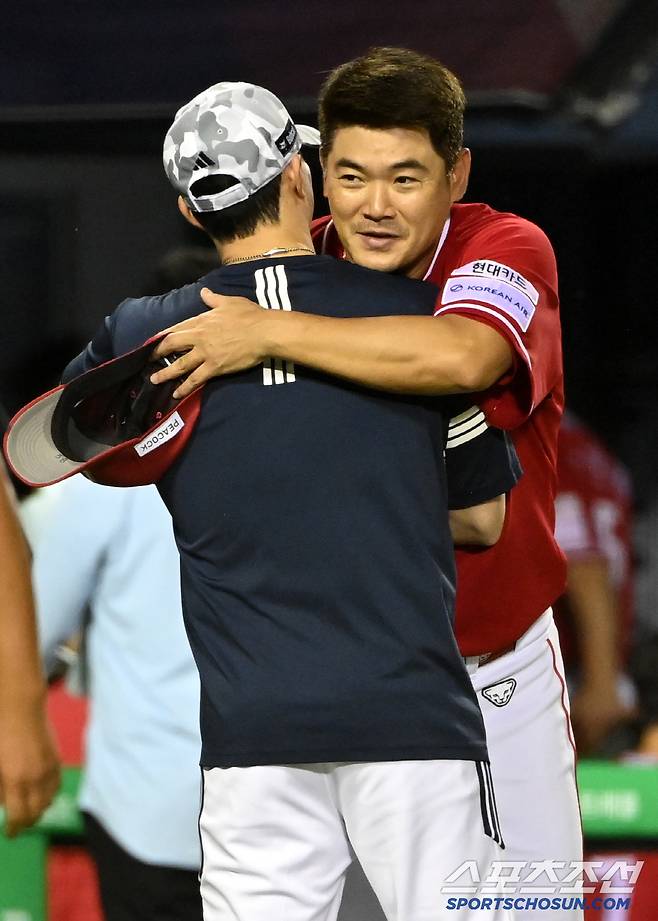 불혹을 넘긴 두 현역 투수들의 뜨거운 포옹