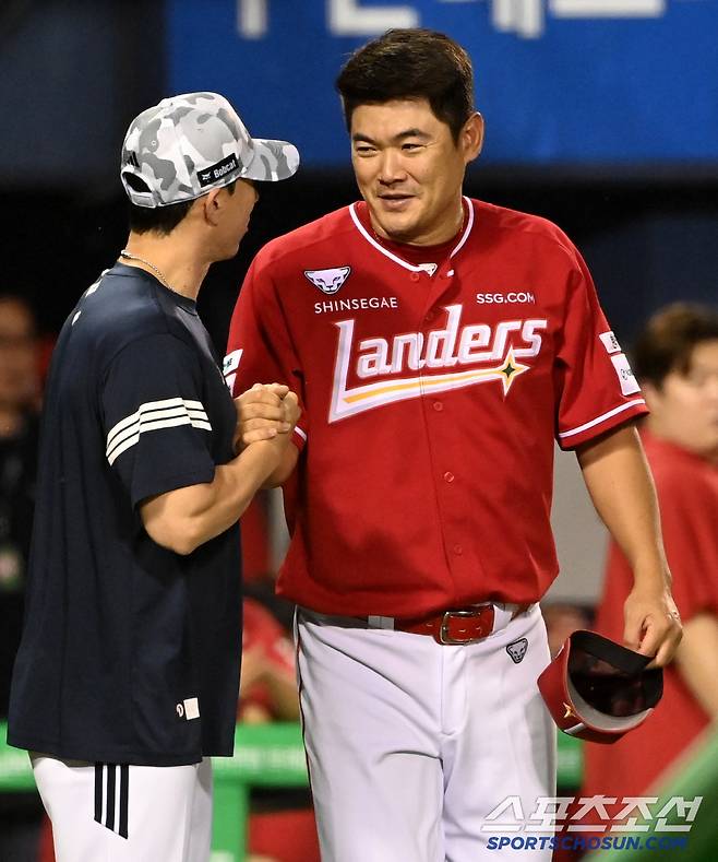 손을 맞잡은 노경은과 고효준