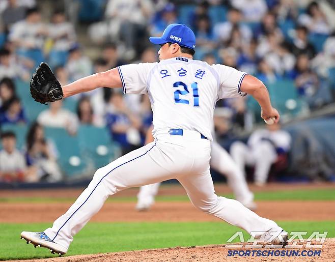 9회 마운드 올라 투구하고 있는 삼성 오승환.