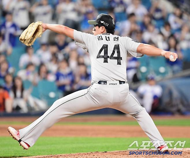 9회 또다시 마운드 올라 힘차게 투구하고 있는 한화 김서현.