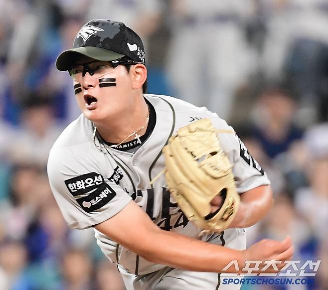 힘차게 투구하는 김서현.