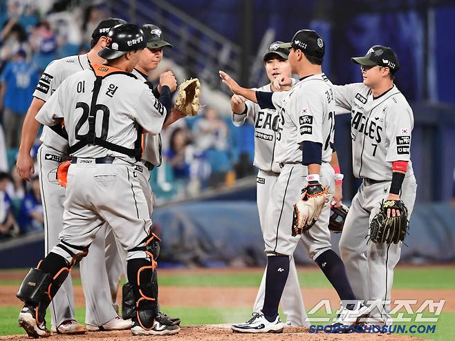 한화가 삼성에 승리했다. 경기 종료 후 승리의 기쁨을 나누고 있는 한화 선수들.