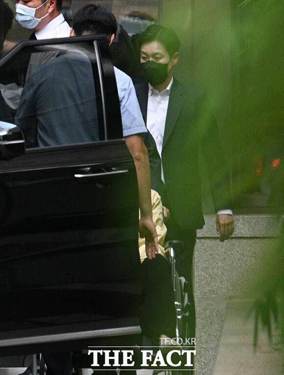 특검 출범을 앞두고 우울증을 이유로 입원한 김건희 씨가 27일 오후 서울 송파구 서울아산병원에서 퇴원하고 있다. /박헌우 기자