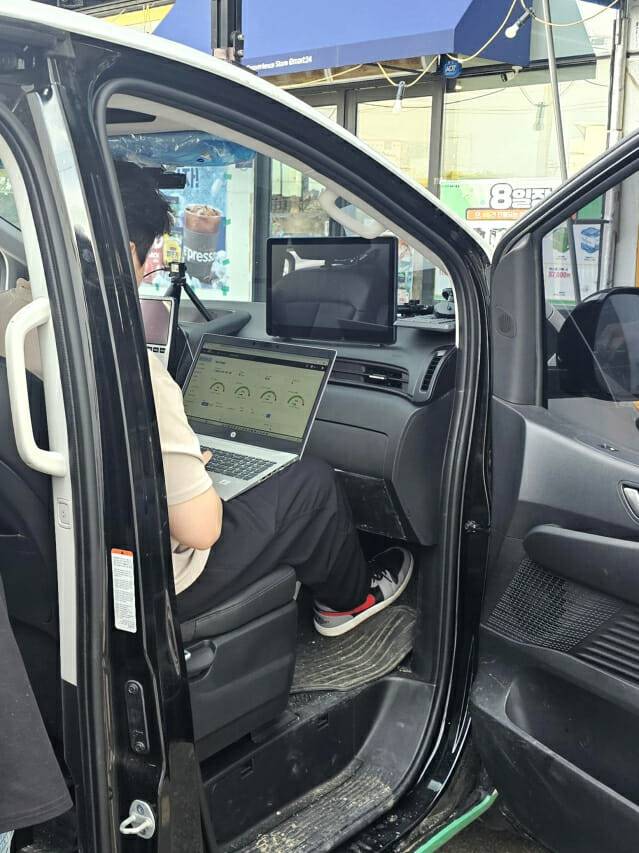 아크릴이 개발한 AI플랫폼 '조나단'을 차량에 탑재한국산 AI 반도체를실시간 도로 교통 관제 서비스에 실증하고 있는 장면.