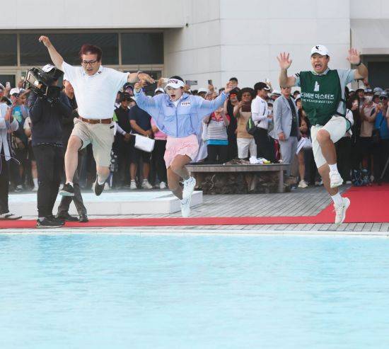 노승희가 더헤븐 마스터즈 우승 직후 아버지 노호원씨, 캐디 안대훈과 물속에 뛰어드는 세리머니를 펼치고 있다. 사진제공=KLPGA