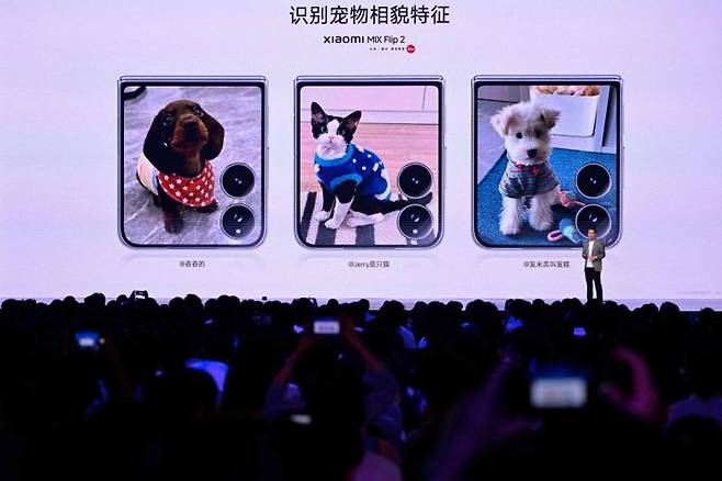 샤오미 루 웨이빙 사장이 폴더블 스마트폰인 샤오미 믹스 플립 2를 소개하고 있다. AFP연합뉴스.
